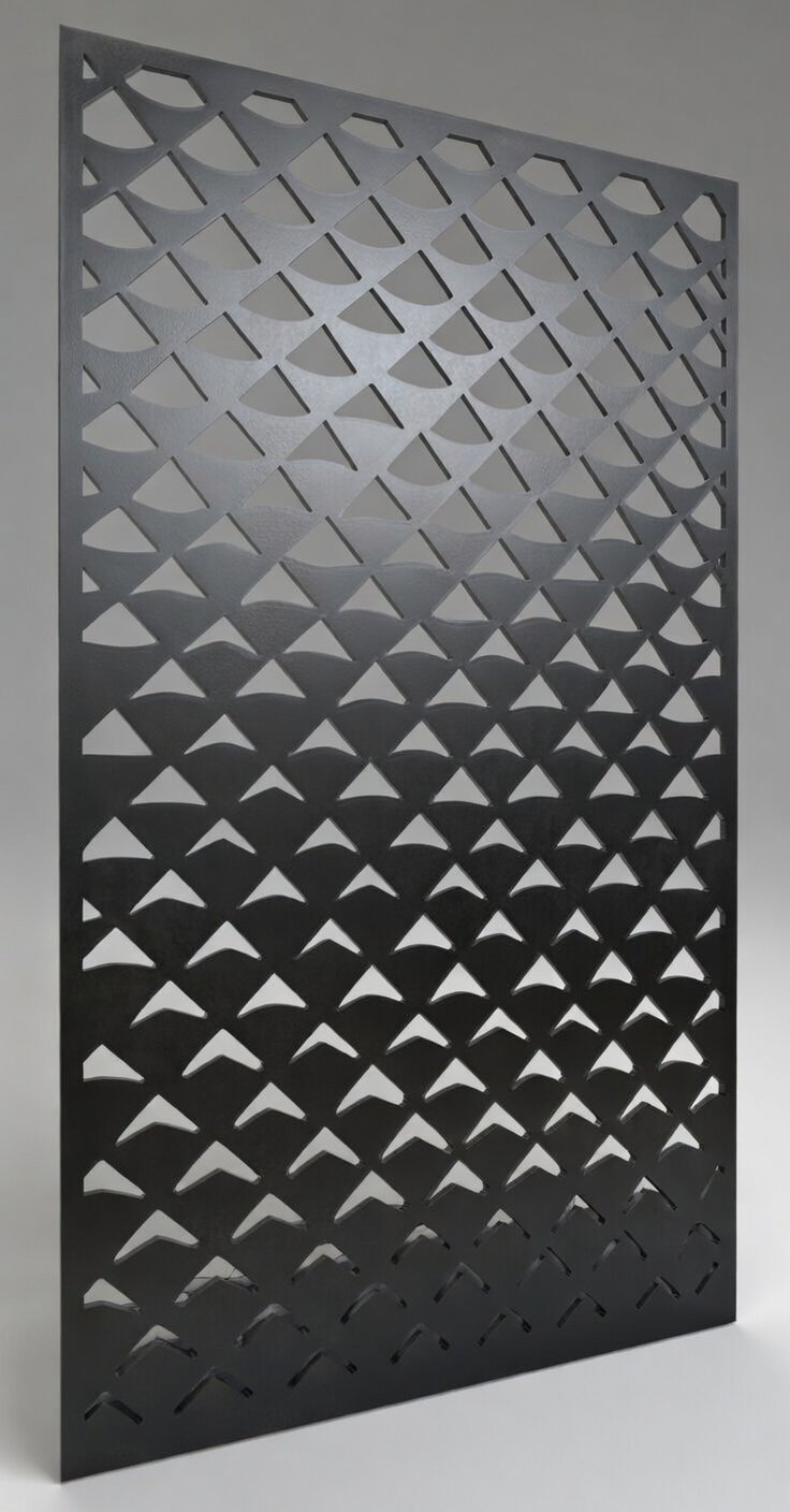Celosía metálica con escamas degradé modelo CM21 — panel geométrico 3D con triángulos ascendentes para fachadas modernas de edificios