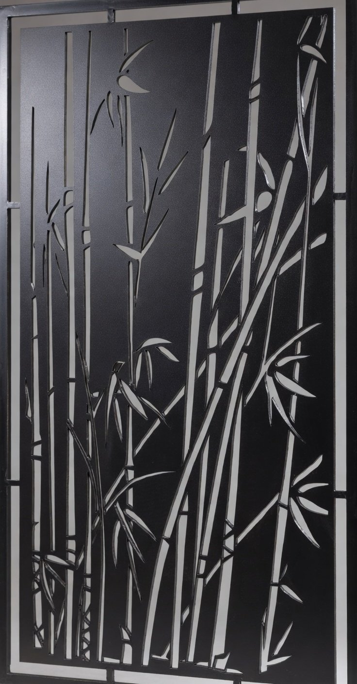 Celosía metálica de bambú oriental modelo CM23 — panel zen con cañas y hojas para jardines japoneses, spas y ambientes asiáticos